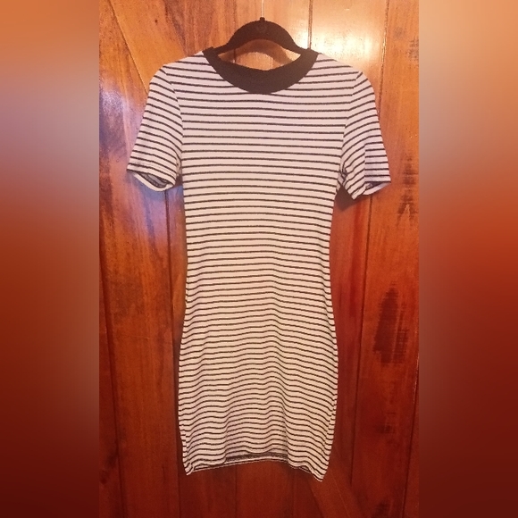 🆓 With $25 Dollar Purchase! Divided (H&M) dress - Picture 1 of 4